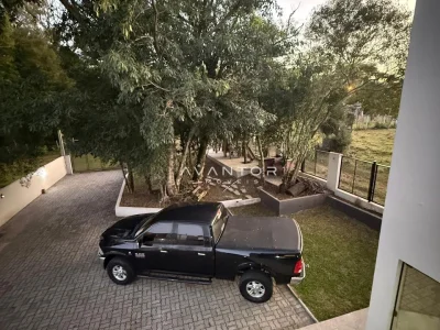 Garagem com área externa e árvores — Casa com 3 quartos à venda e para alugar em Itaara, Itaara/RS