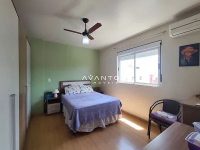 Dormitório com cama de casal e janela — Apartamento para alugar no Edifício Montana Residencial, Santa Maria