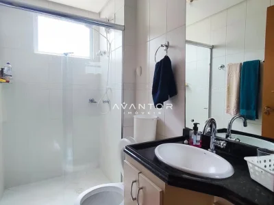 Banheiro com chuveiro e pia com bancada preta — Apartamento para alugar no Edifício Montana Residencial, Santa Maria