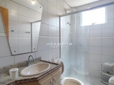 Banheiro com chuveiro e bancada em granito — Apartamento para alugar no Edifício Montana Residencial, Santa Maria