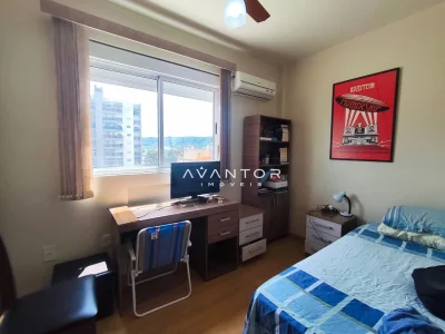 Dormitório com escrivaninha e vista para janela — Apartamento para alugar no Edifício Montana Residencial, Santa Maria