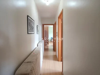 Hall de entrada com portas de madeira — Apartamento para alugar no Edifício Montana Residencial, Santa Maria