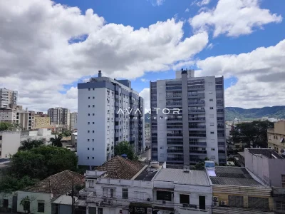 Vista da janela com edifícios vizinhos — Apartamento para alugar no Edifício Montana Residencial, Santa Maria