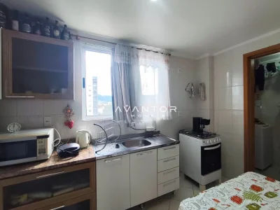 Cozinha com armários planejados e janela — Apartamento para alugar no Edifício Montana Residencial, Santa Maria