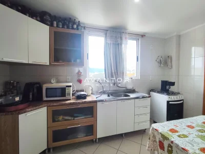 Cozinha com armários planejados e janela — Apartamento para alugar no Edifício Montana Residencial, Santa Maria