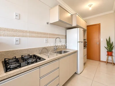 Cozinha com fogão e armários planejados — Apartamento à venda no Residencial Príncipe DI Piemonte, em Camobi, Santa Maria/RS
