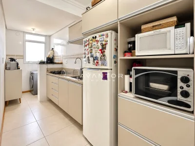 Cozinha com armários planejados e eletrodomésticos — Apartamento à venda no Residencial Príncipe DI Piemonte, Santa Maria