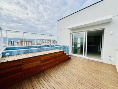 Sacada com piscina e vista da cidade — Cobertura com 3 quartos à venda no Vic 01, em Nossa Senhora Medianeira, Santa Maria/RS