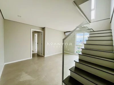 Sala integrada com escada e vista panorâmica — Cobertura à venda no Vic 01, em Nossa Senhora Medianeira, Santa Maria/RS