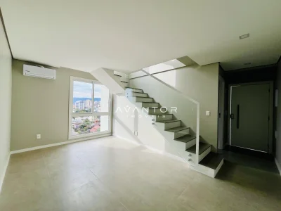 Sala com escada integrada e vista externa — Cobertura à venda no Vic 01, em Nossa Senhora Medianeira, Santa Maria/RS