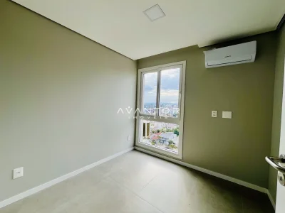 Dormitório com sacada e ar-condicionado — Cobertura à venda no Vic 01, em Nossa Senhora Medianeira, Santa Maria/RS