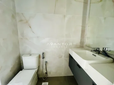 Banheiro com bancada e espelho — Cobertura com 3 quartos à venda no Vic 01, em Nossa Senhora Medianeira, Santa Maria/RS