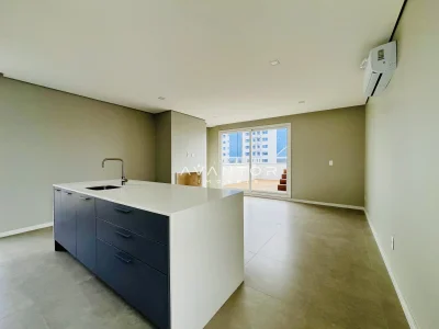 Cozinha integrada com ilha e vista para varanda — Cobertura à venda no Vic 01, em Nossa Senhora Medianeira, Santa Maria/RS