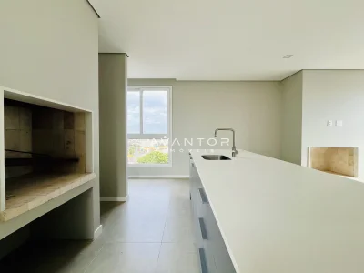 Cozinha com bancada e vista para janela — Cobertura à venda no Vic 01, em Nossa Senhora Medianeira, Santa Maria/RS