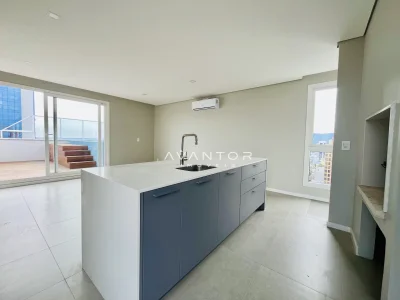 Cozinha com ilha e bancada integrada — Cobertura com 3 quartos à venda no Vic 01, em Nossa Senhora Medianeira, Santa Maria/RS