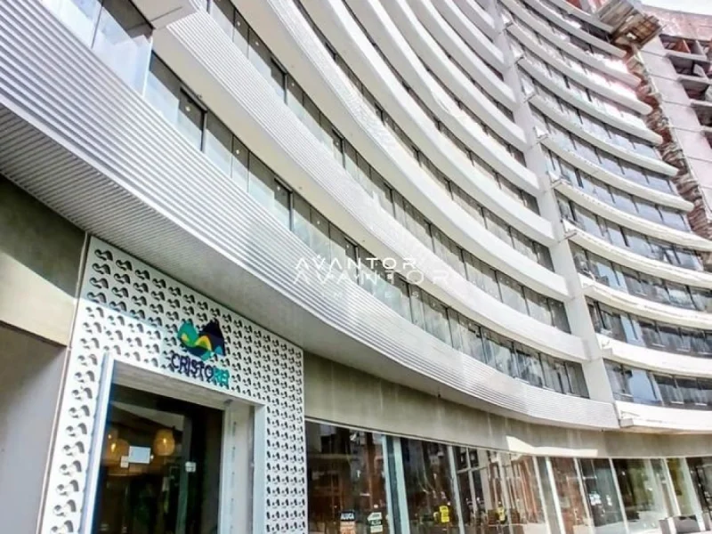 Fachada do prédio com comércios na base — Apartamento para alugar no Residencial Cristo Rei, em Centro, Santa Maria/RS