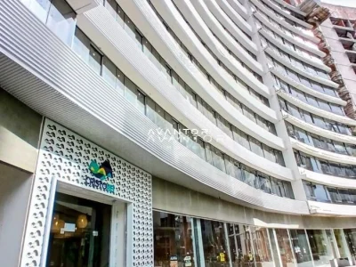 Fachada do prédio com comércios na base — Apartamento para alugar no Residencial Cristo Rei, em Centro, Santa Maria/RS
