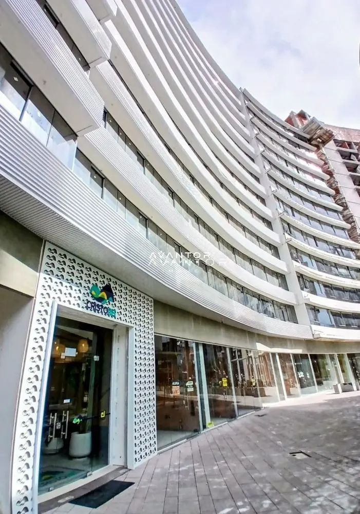 Fachada do prédio com comércios na base — Apartamento para alugar no Residencial Cristo Rei, em Centro, Santa Maria/RS