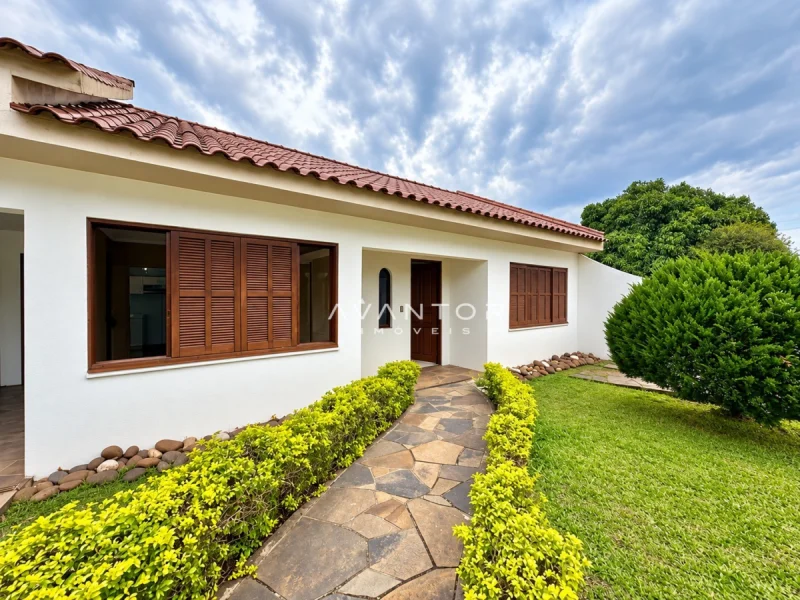 Fachada da casa com pátio e paisagismo — Casa com 3 quartos à venda em Nossa Senhora do Perpétuo Socorro, Santa Maria/RS