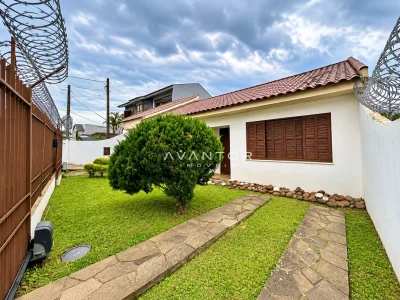 Fachada da casa com pátio e jardim — Casa com 3 quartos à venda em Nossa Senhora do Perpétuo Socorro, Santa Maria/RS