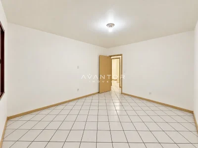Sala com piso em cerâmica e porta de entrada — Casa à venda em Nossa Senhora do Perpétuo Socorro, Santa Maria/RS