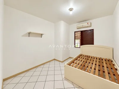 Dormitório com cama e ar-condicionado — Casa com 3 quartos à venda em Nossa Senhora do Perpétuo Socorro, Santa Maria/RS