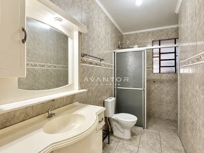 Banheiro com chuveiro e pia — Casa com 3 quartos à venda em Nossa Senhora do Perpétuo Socorro, Santa Maria/RS