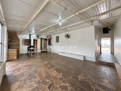 Salão com piso em cerâmica e cobertura metálica — Casa à venda em Nossa Senhora do Perpétuo Socorro, Santa Maria/RS