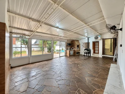 Salão com cobertura de vidro e piso em ardósia — Casa à venda em Nossa Senhora do Perpétuo Socorro, Santa Maria/RS