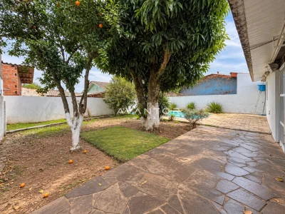 Pátio com árvores frutíferas e piscina — Casa com 3 quartos à venda em Nossa Senhora do Perpétuo Socorro, Santa Maria/RS