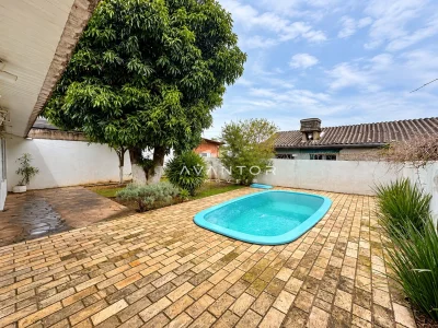 Pátio com piscina e árvore frondosa — Casa com 3 quartos à venda em Nossa Senhora do Perpétuo Socorro, Santa Maria/RS