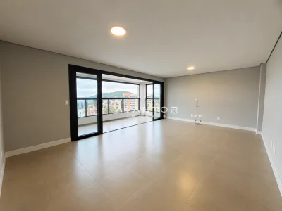 Sala de estar com sacada e vista da cidade — Apartamento à venda no Residencial Fernando Pessoa, Santa Maria