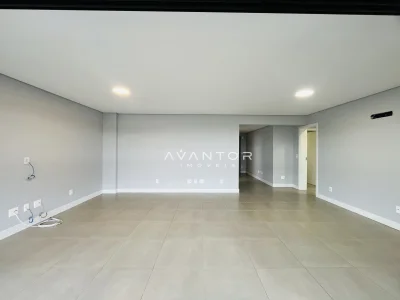 Sala de estar integrada com piso em porcelanato — Apartamento à venda no Residencial Fernando Pessoa, Santa Maria