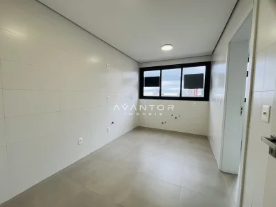 Cozinha com janelas e armários planejados — Apartamento à venda no Residencial Fernando Pessoa, Santa Maria