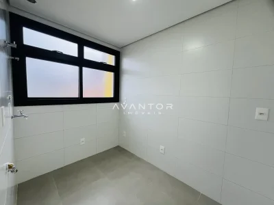 Área de serviço com janela e piso cinzento — Apartamento à venda no Residencial Fernando Pessoa, Santa Maria