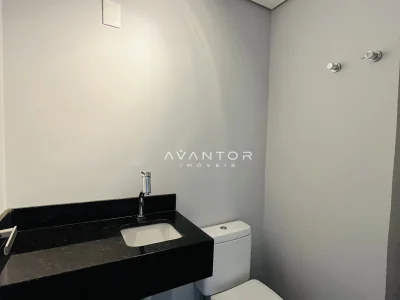 Banheiro com bancada em mármore preto — Apartamento à venda no Residencial Fernando Pessoa, Santa Maria