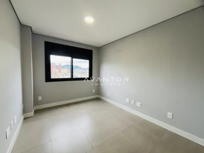 Dormitório com janela e vista externa — Apartamento à venda no Residencial Fernando Pessoa, Santa Maria