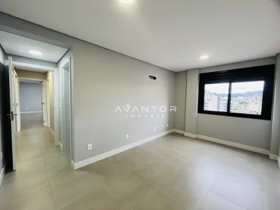 Sala de estar com vista da janela — Apartamento à venda no Residencial Fernando Pessoa, Santa Maria