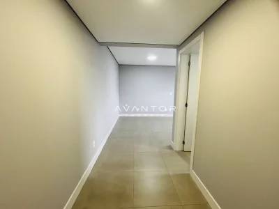 Hall de entrada com piso em cerâmica — Apartamento à venda no Residencial Fernando Pessoa, Santa Maria
