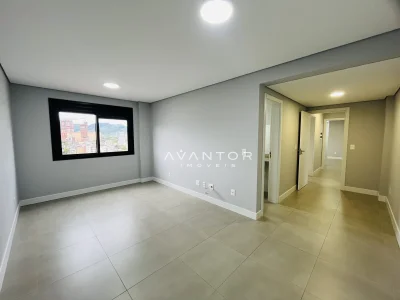 Sala de estar com janela e vista externa — Apartamento à venda no Residencial Fernando Pessoa, Santa Maria