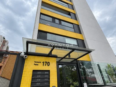 Fachada do prédio com detalhes em amarelo — Apartamento à venda no Residencial Fernando Pessoa, Santa Maria