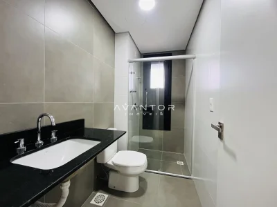 Banheiro com chuveiro e pia — Apartamento à venda no Residencial Fernando Pessoa, em Nossa Senhora de Lourdes, Santa Maria/RS