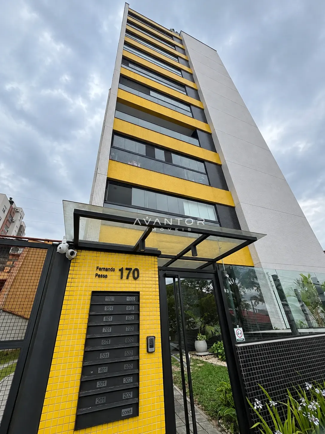 Fachada do prédio com detalhes em amarelo — Apartamento à venda no Residencial Fernando Pessoa, Santa Maria