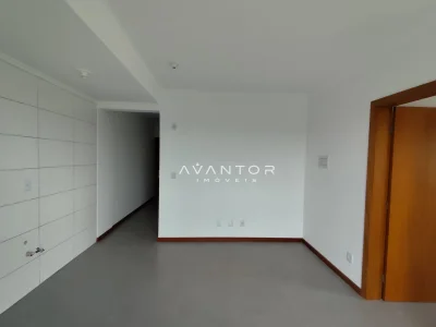 Sala de estar com porta de madeira — Apartamento com 1 quarto para alugar em Camobi, Santa Maria/RS