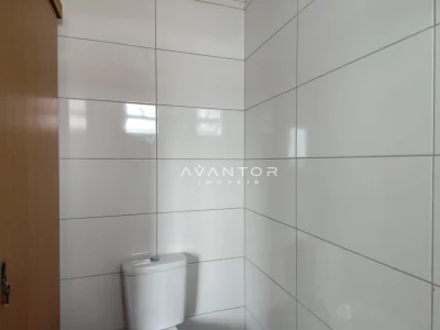 Banheiro com azulejo branco — Apartamento com 1 quarto para alugar em Camobi, Santa Maria/RS
