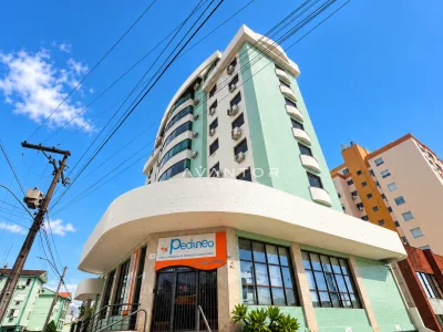 Fachada do prédio com comércio na base — Apartamento à venda no royal garden, em Nossa Senhora de Lourdes, Santa Maria/RS