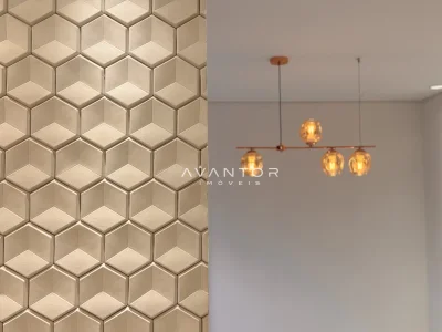 Sala com revestimento geométrico e lustres — Apartamento à venda no royal garden, em Nossa Senhora de Lourdes, Santa Maria/RS