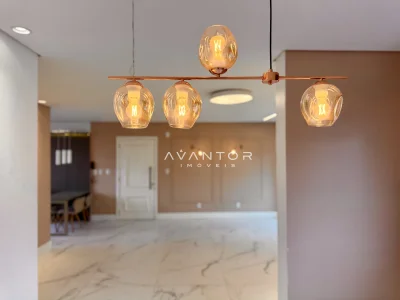 Hall de entrada com pendentes e piso de mármore — Apartamento à venda no royal garden, Santa Maria