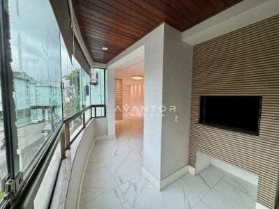 Sacada com teto de madeira e vista urbana — Apartamento à venda no royal garden, em Nossa Senhora de Lourdes, Santa Maria/RS