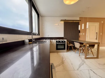 Cozinha integrada à sala com bancada — Apartamento à venda no royal garden, em Nossa Senhora de Lourdes, Santa Maria/RS